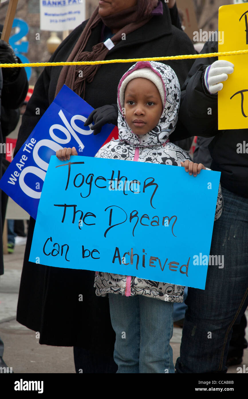 Detroit, Michigan - Centinaia di persone hanno marciato per i lavori, la pace e la giustizia su Martin Luther King Jr vacanza. Foto Stock