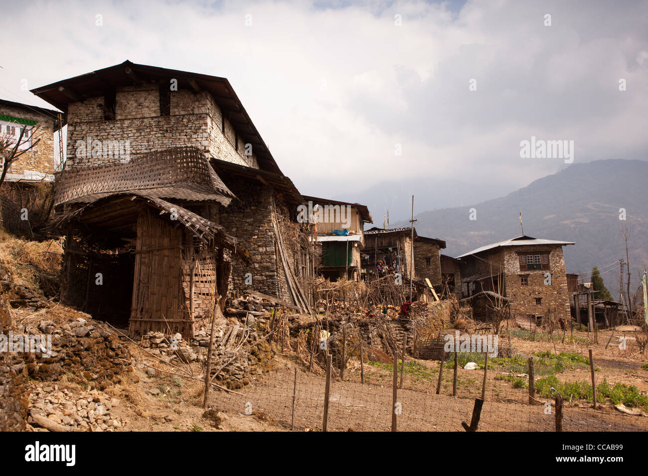 India, Arunachal Pradesh, Tawang Valley, Lhou villaggio tradizionale in pietra costruito case a torre con stalle al di sotto di Foto Stock