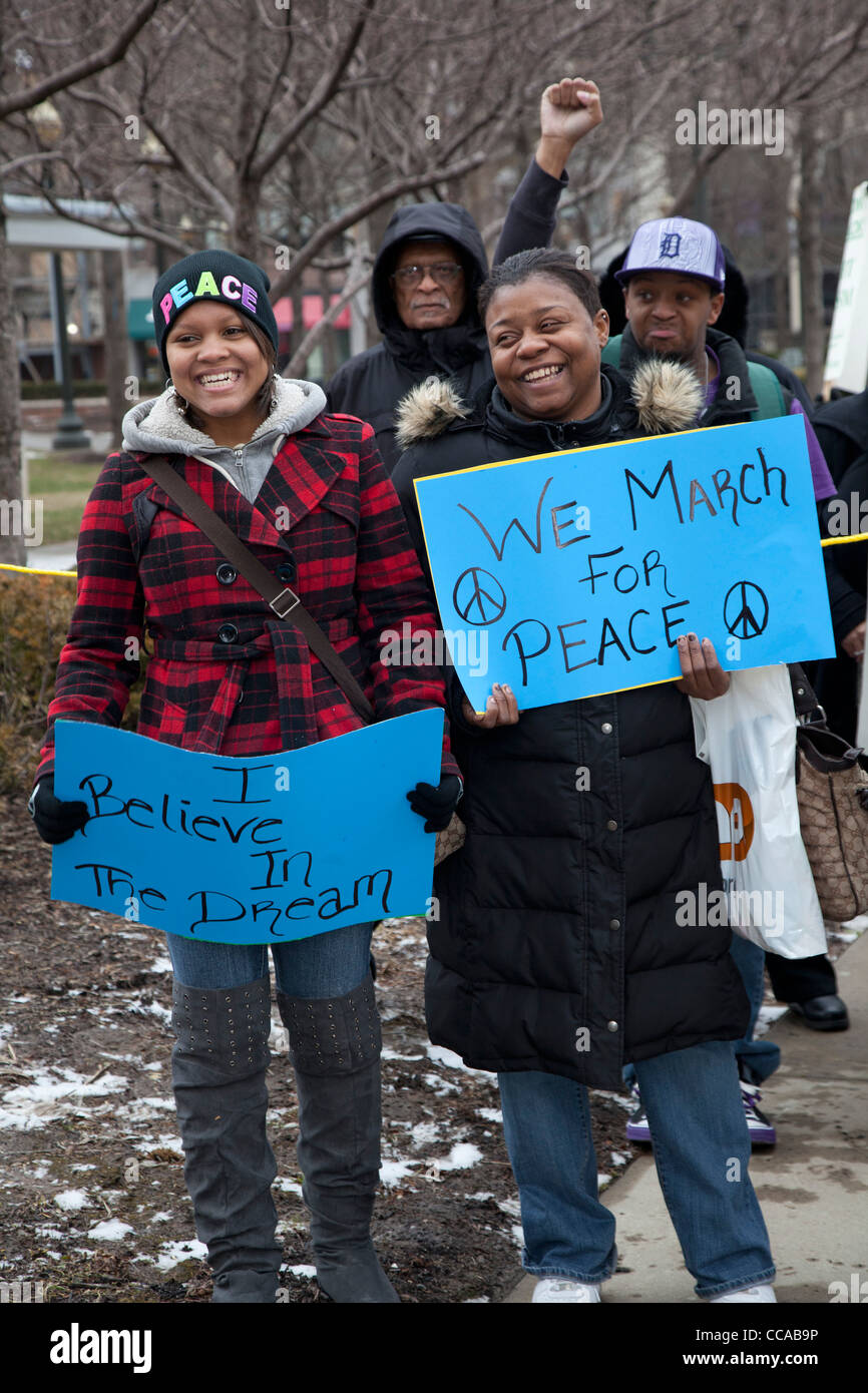 Detroit, Michigan - Centinaia di persone hanno marciato per i lavori, la pace e la giustizia su Martin Luther King Jr vacanza. Foto Stock