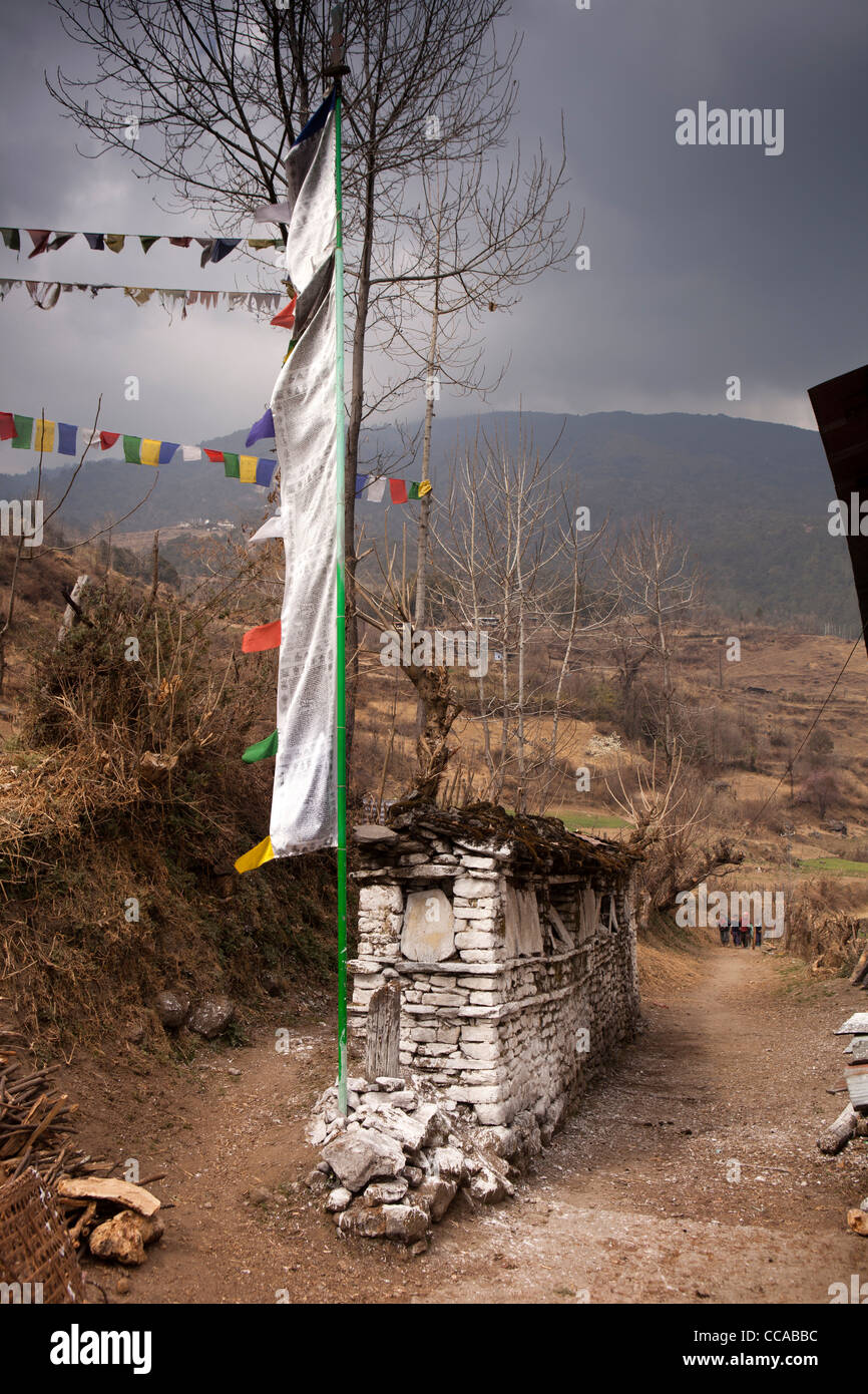 India, Arunachal Pradesh, Tawang Valley, Lhou village, tradizionale pietra mani da parete che divide il percorso di villaggio Foto Stock