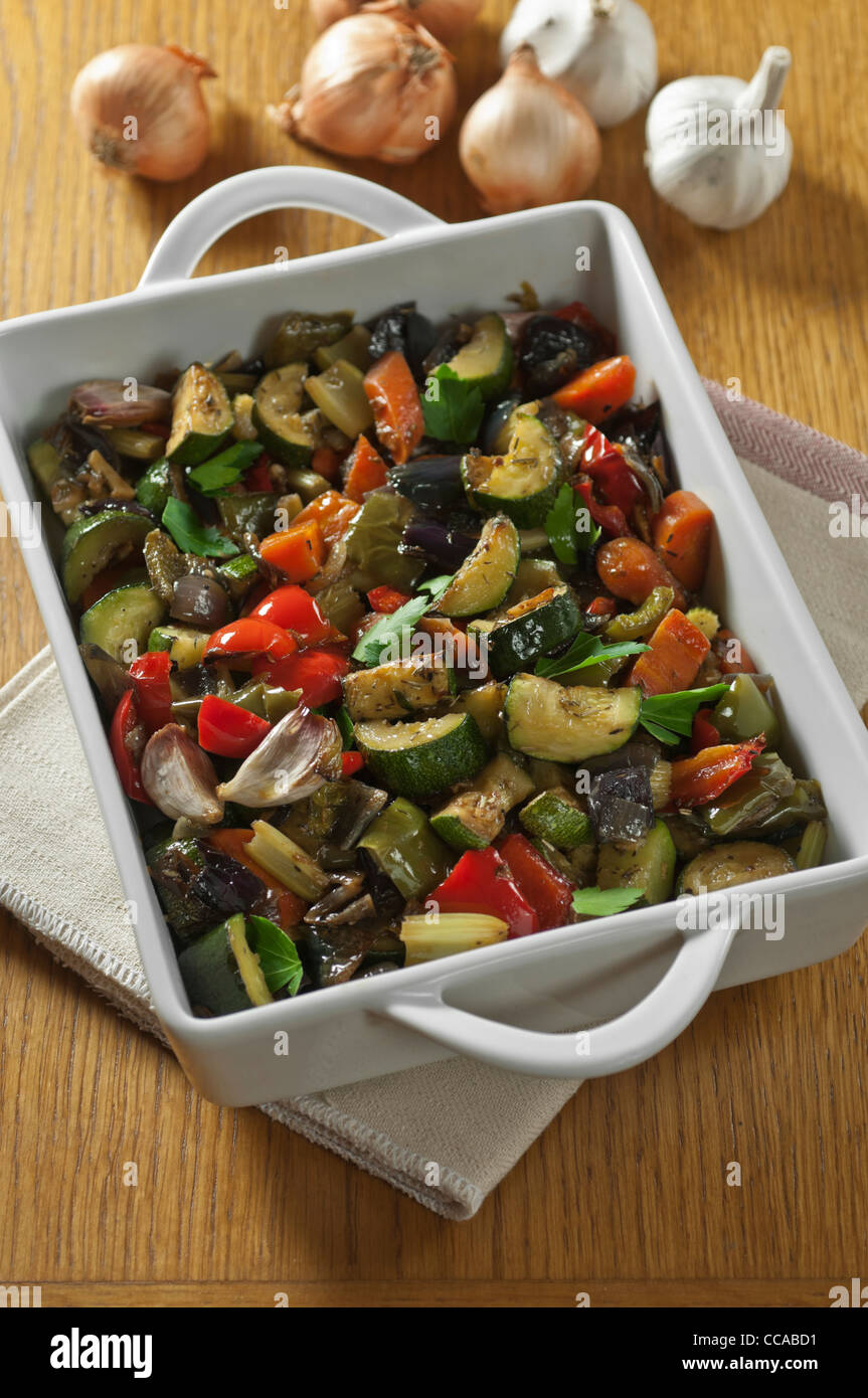 Verdure arrosto con erbe e aglio Foto Stock