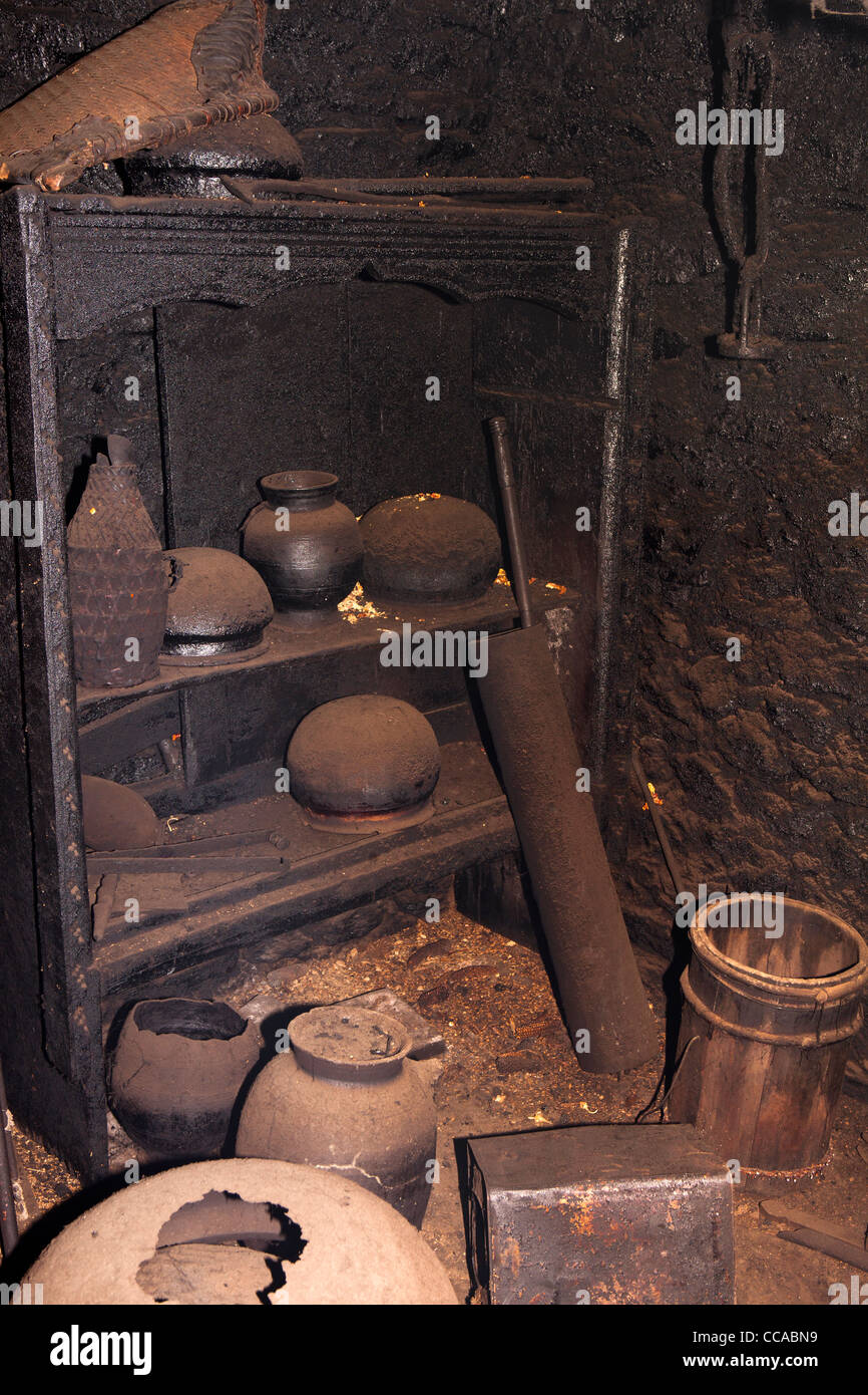 India, Arunachal Pradesh, Tawang Valley, Lhou village, fumo annerite utensili da cucina accanto al fuoco Foto Stock