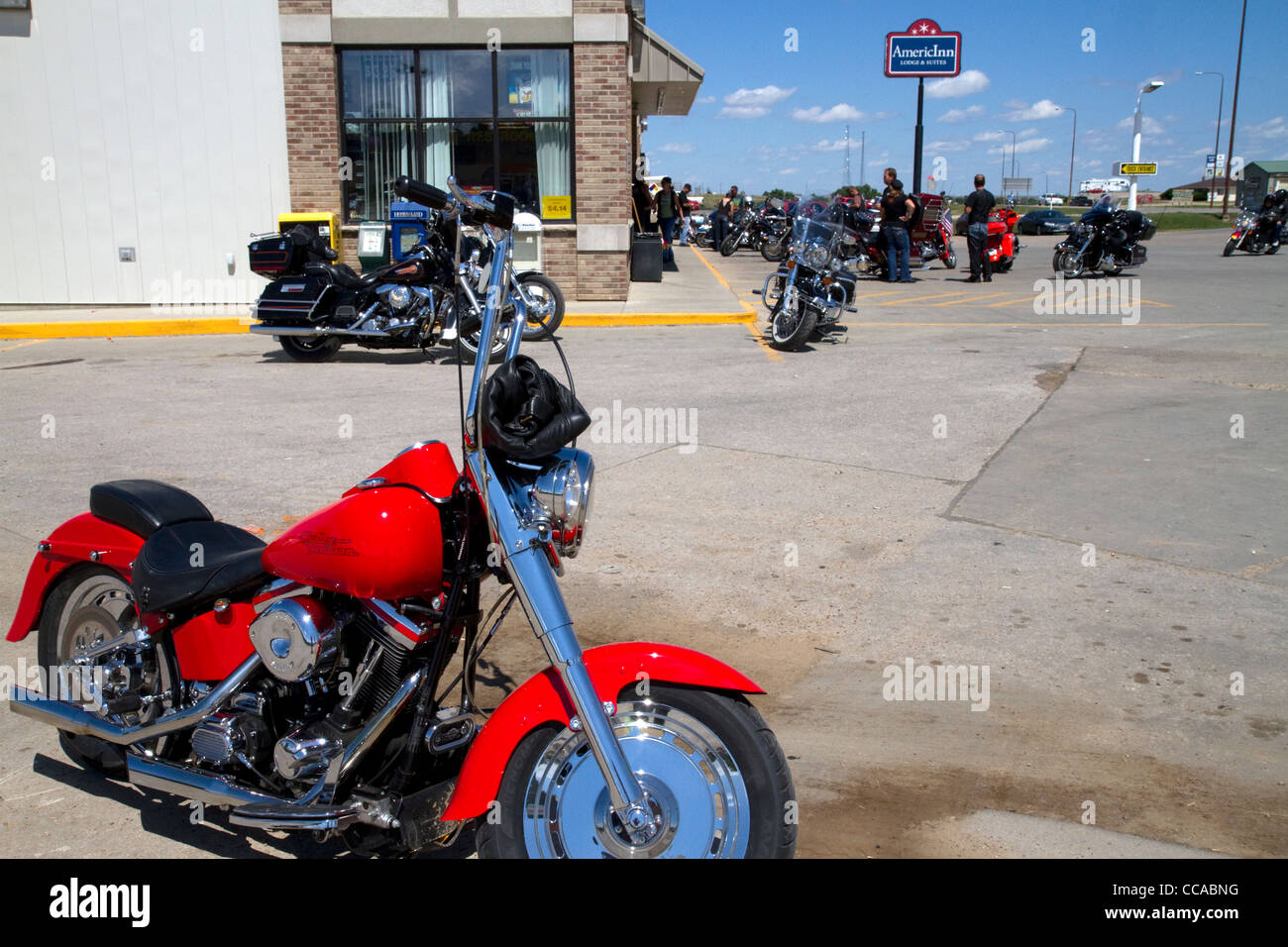 Moto parcheggiate davanti a un negozio durante Sturgis Motorcycle Rally in Spearfish, Dakota del Sud, Stati Uniti d'America. Foto Stock