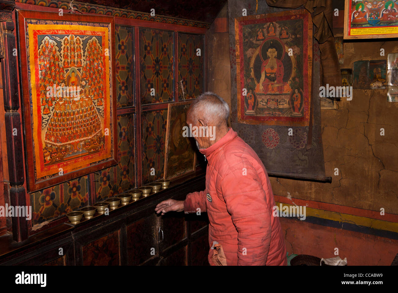 India, Arunachal Pradesh, Tawang, Lhou village, interno di una casa sambuco Monpa royal familiare nella sala di preghiera Foto Stock