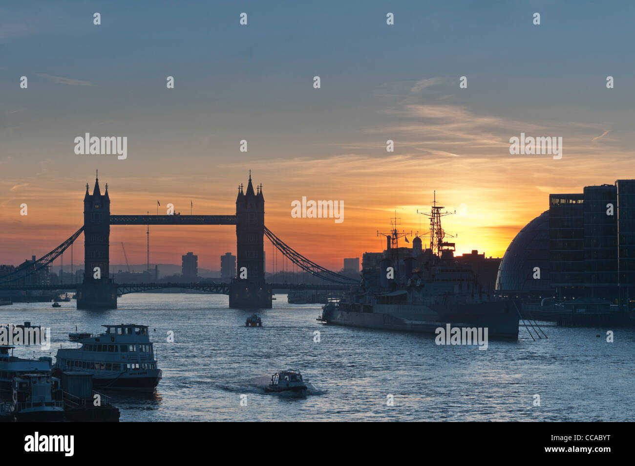 Il Tower Bridge e HMS Belfast all'alba. London REGNO UNITO Foto Stock