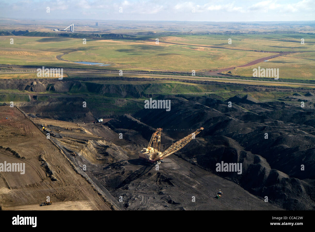 Vista aerea di un dragline utilizzato nel processo di carbone miniere di superficie in Campbell County, Wyoming negli Stati Uniti. Foto Stock