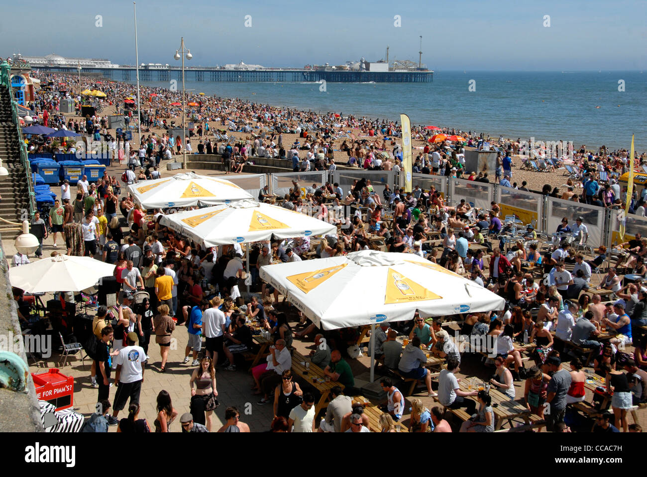 I turisti in Brighton e Hove fronte mare in una calda giornata estiva, REGNO UNITO Foto Stock