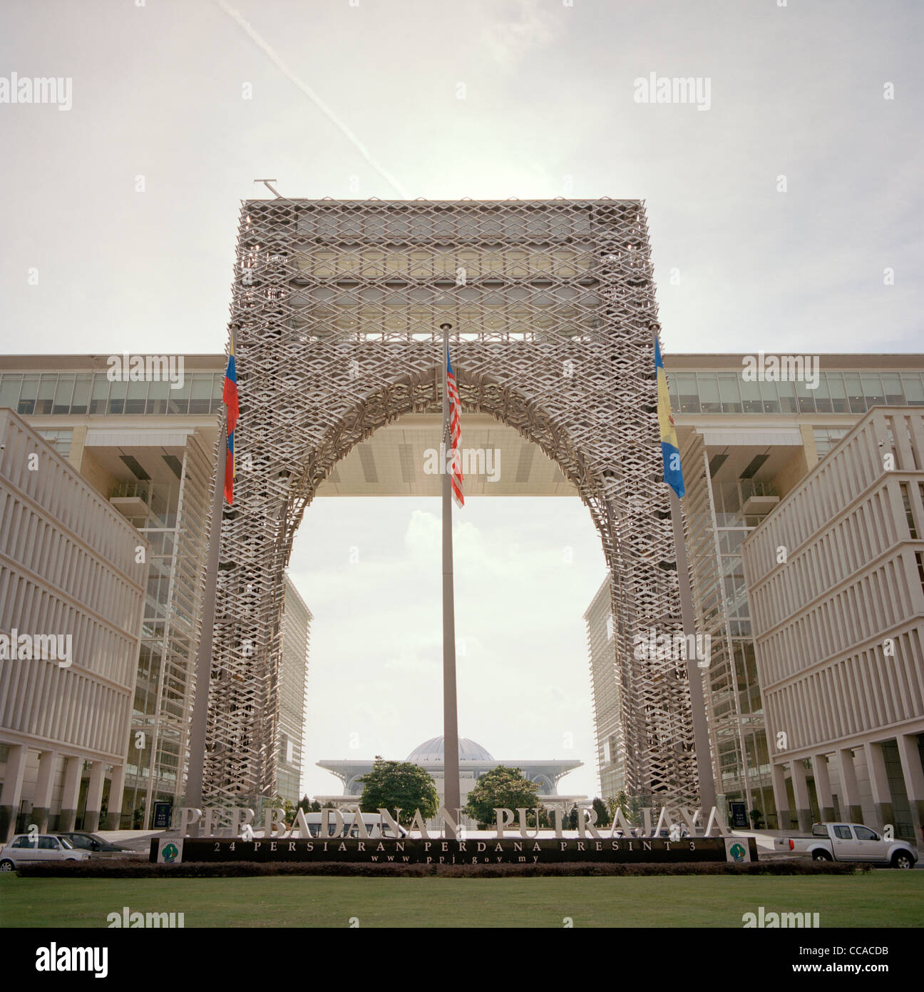 La moderna moschea di ferro a Persiaran Perdana nella città di Putrajaya vicino a Kuala Lumpur in Malesia in Estremo Oriente Asia sud-orientale. La modernità Travel Foto Stock