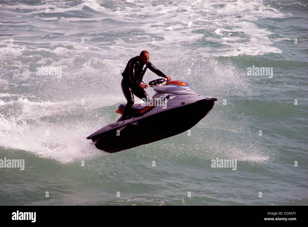 Jet ski andando a tutta velocità sulle onde vicino a Brighton Sea Front. Regno Unito Foto Stock