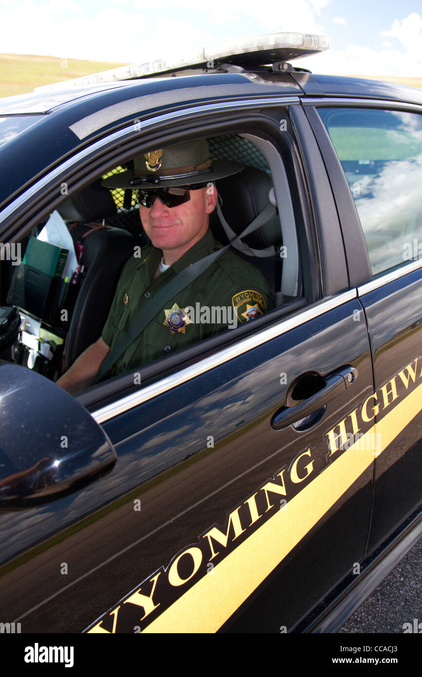 Wyoming Highway ufficiale di pattuglia sulla I-90 vicino al Wyoming, South Dakota border, STATI UNITI D'AMERICA. Foto Stock