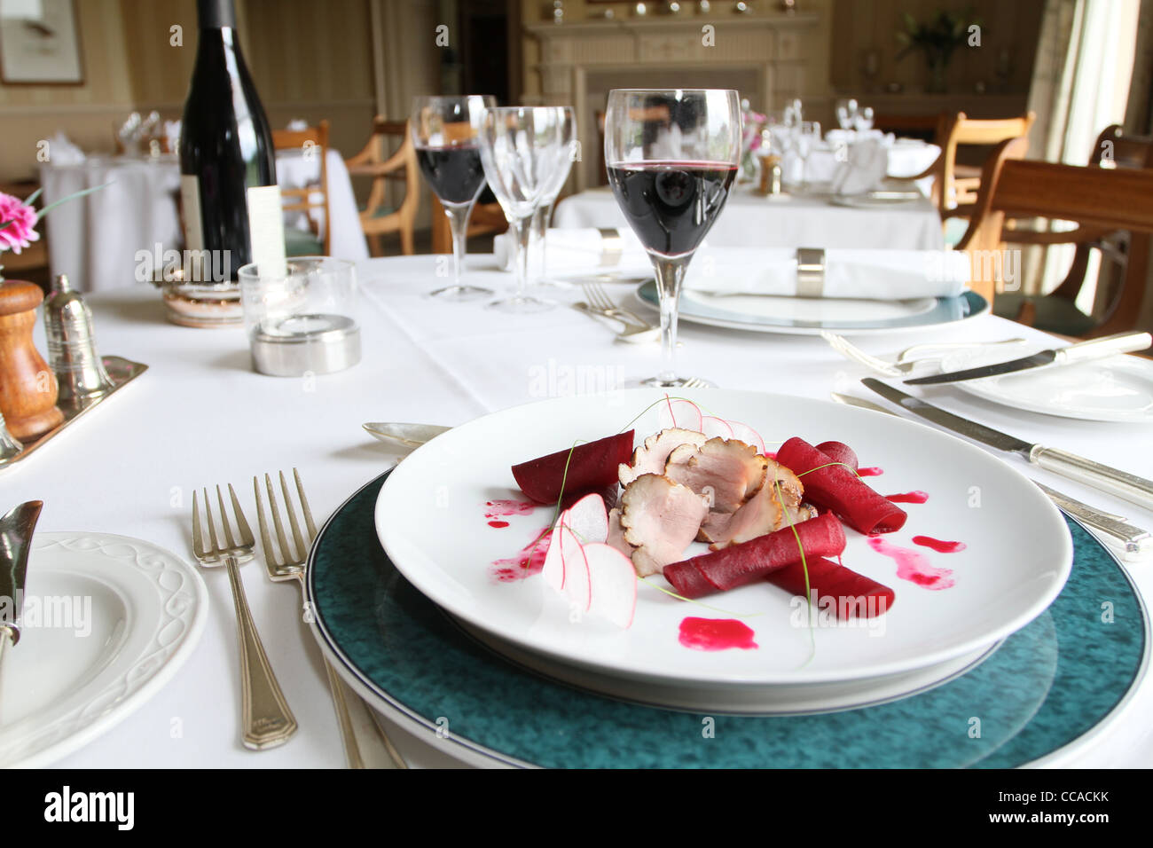 Di barbabietole e insalata di coniglio in un bel ristorante di impostazione Foto Stock