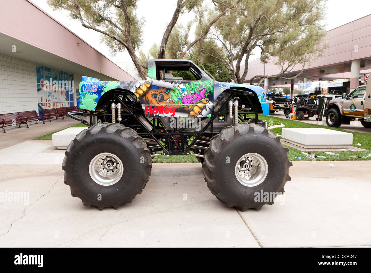 Kid KJ il monster del sopportare la metà delle dimensioni monster truck Foto Stock