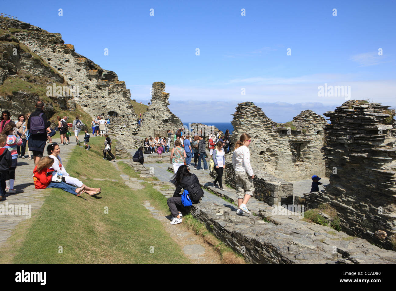 I visitatori a Tintagel Castle sulla costa del North Cornwall una volta la casa del leggendario Re Artù Foto Stock