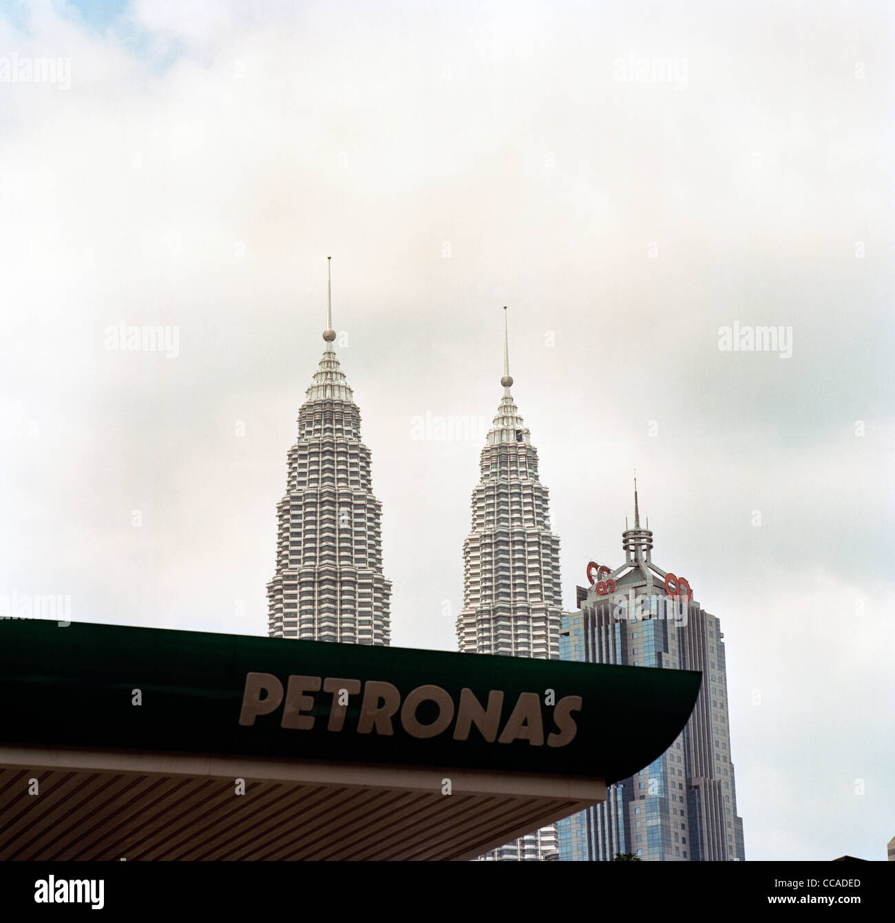 Le Petronas Twin Towers e una Petronas segno di petrolio nella città di Kuala Lumpur in Malesia in Estremo Oriente Asia sud-orientale. Città Moderna Travel Foto Stock