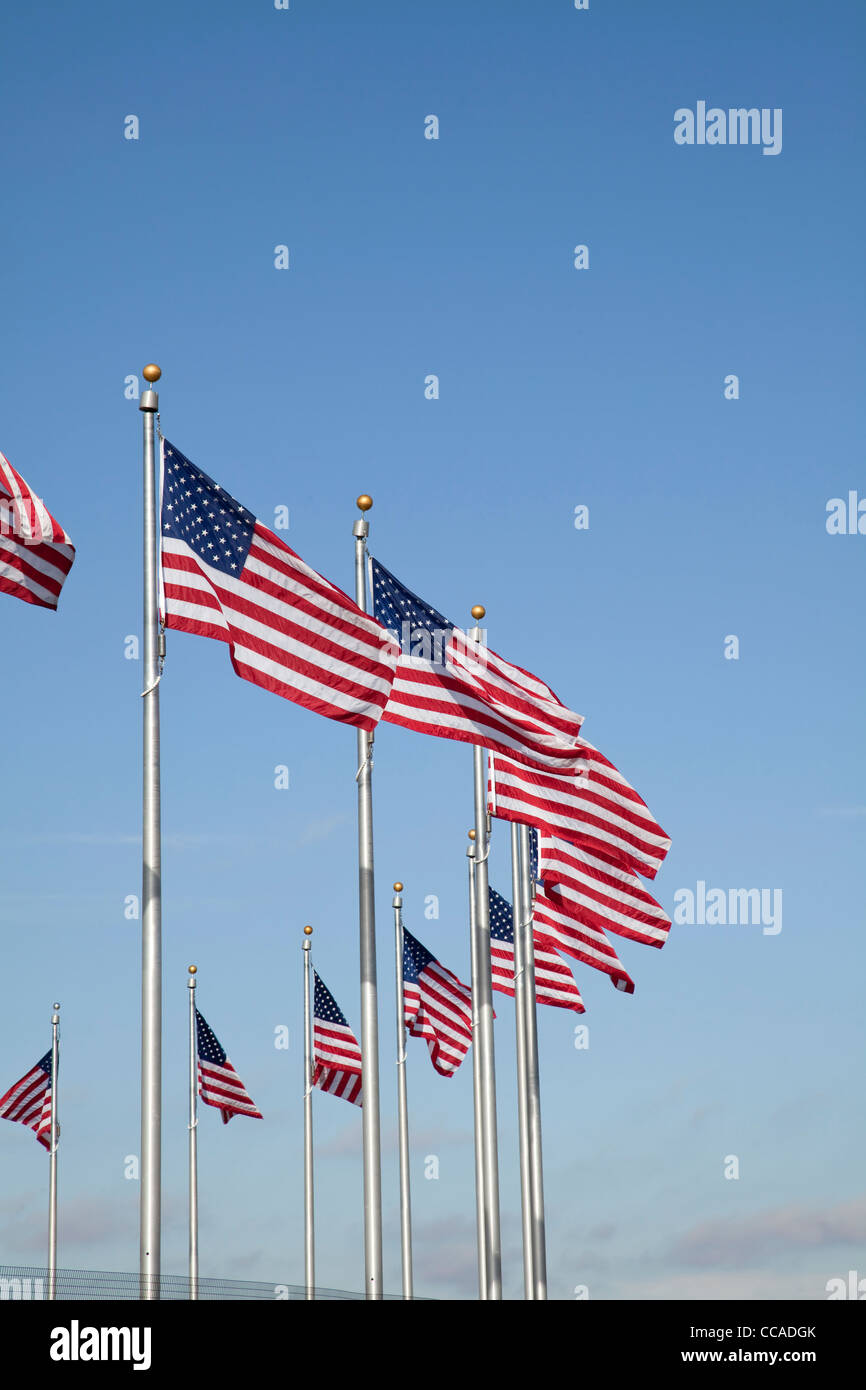 Una serie a stelle e strisce di bandiere degli Stati Uniti d'America disposti in una formazione circolare contro un cielo blu Foto Stock