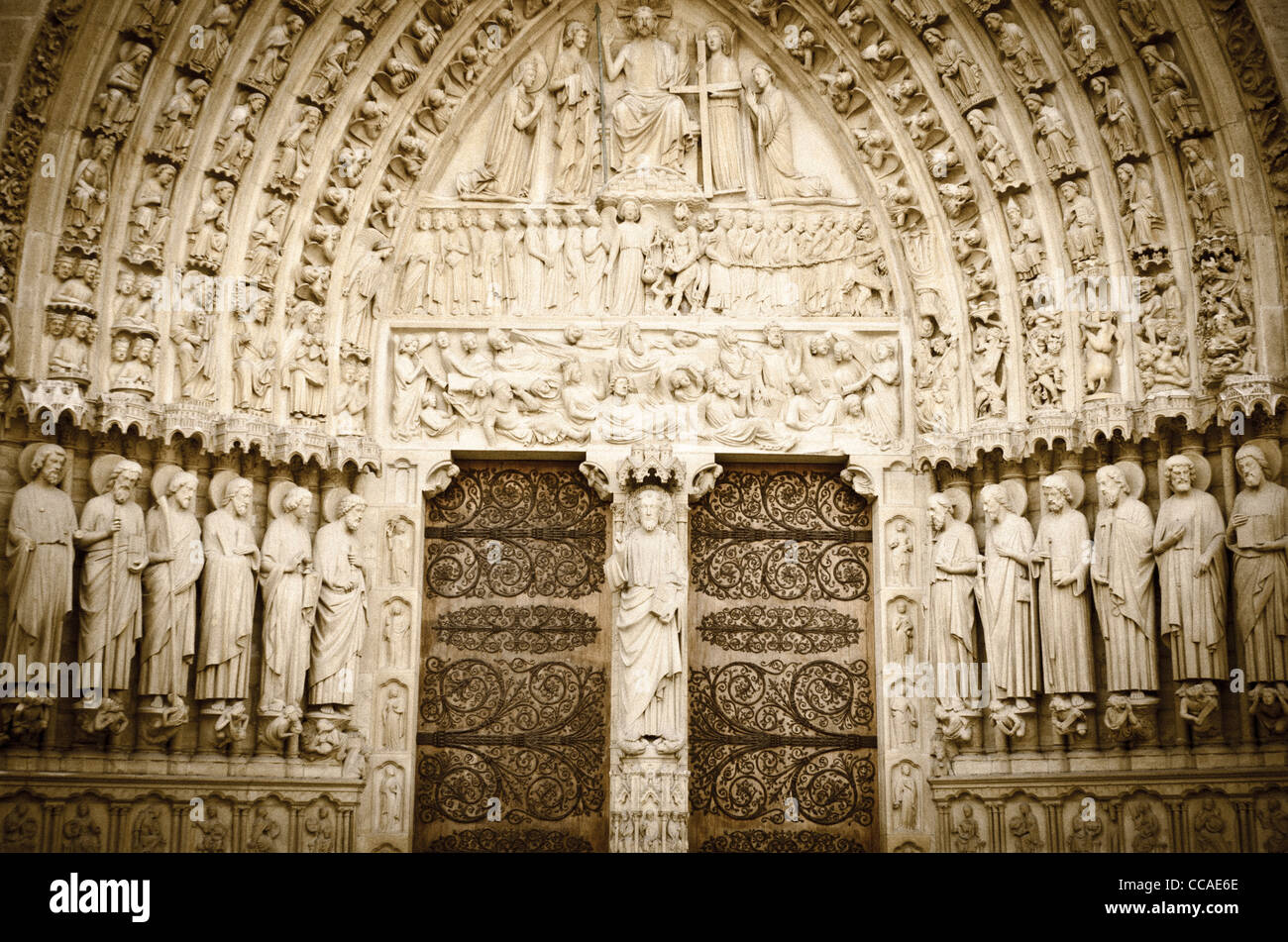 L'ingresso principale per la cattedrale di Notre Dame, Paris, Francia Foto Stock
