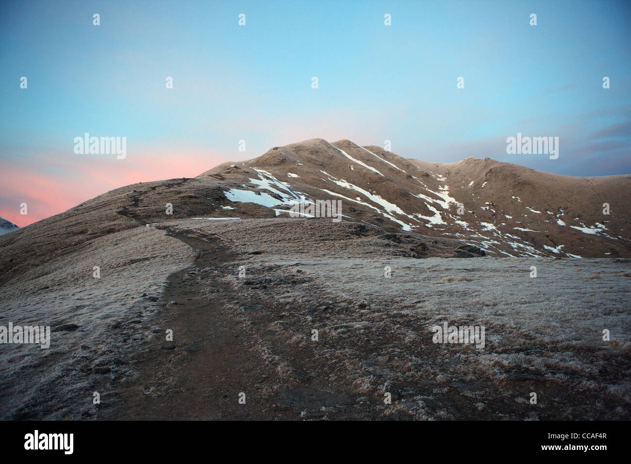 Sunsetting dietro Beinn Ghlas uno dei Munros del Ben Lawers gamma di montagne in Perthshire Foto Stock