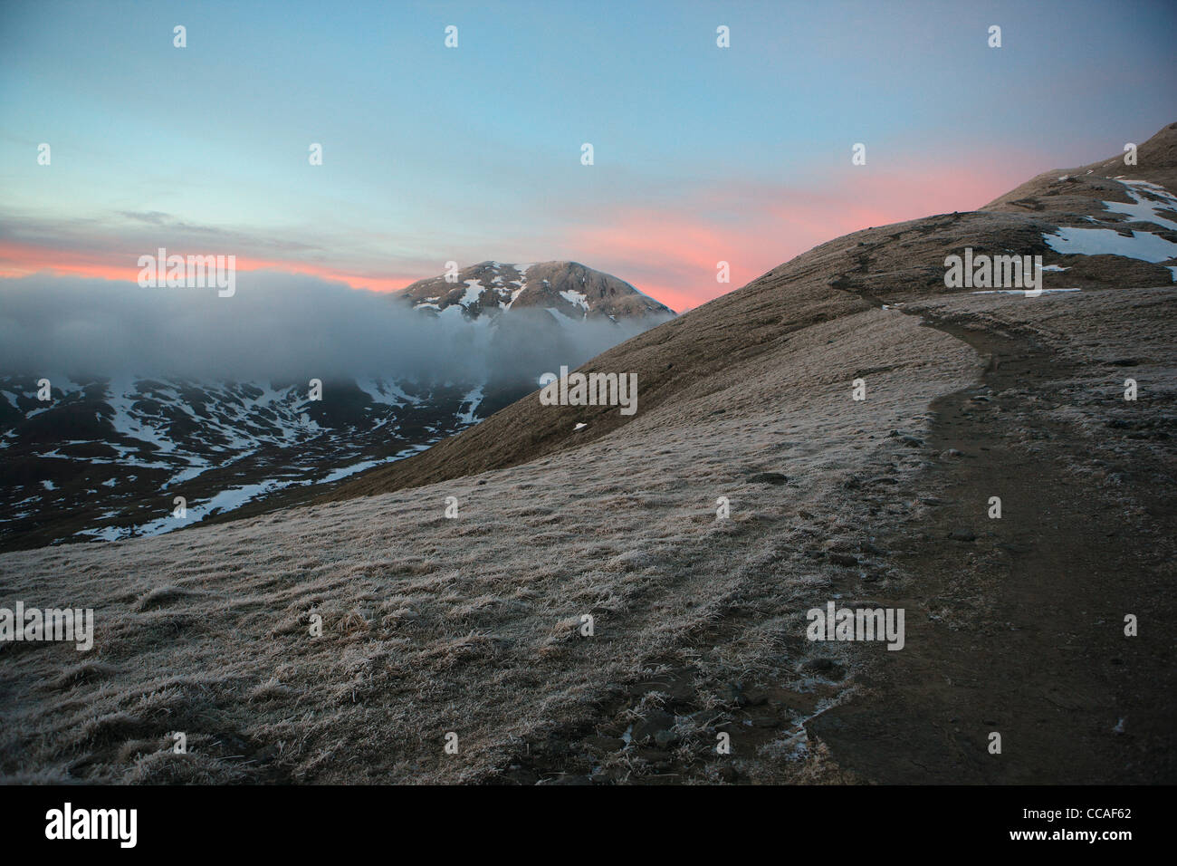 Tramonto dietro Meall Corranaich presi dalle pendici del Beinn Ghlas parte del Ben Lawers gruppo di montagne Foto Stock