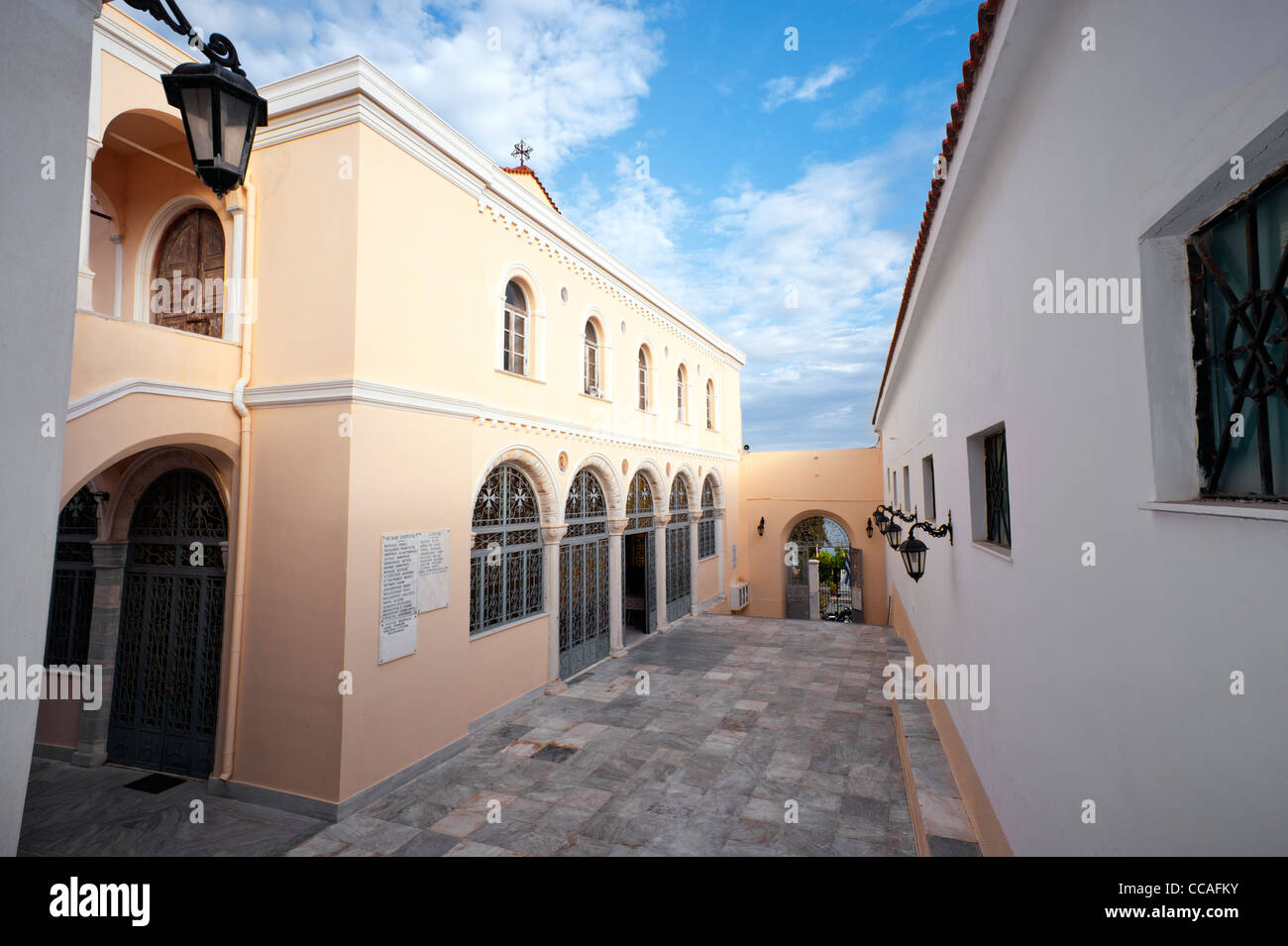 Cortile della chiesa in Ermoupolis, sul Greco Cyclade isola di Syros. Foto Stock