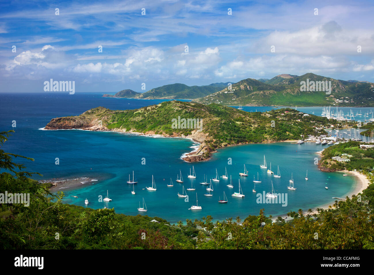 Lookout vista da Shirley Heights oltre l'Ammiraglio Nelson's darsene, Antigua, Isole Sottovento, West Indies Foto Stock