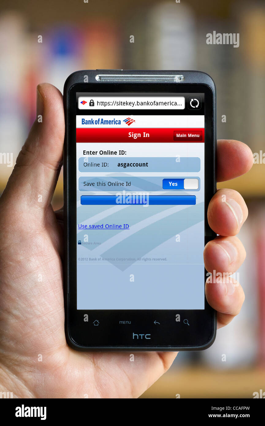 Accesso a online mobile banking con Bank of America su uno smartphone HTC Foto Stock