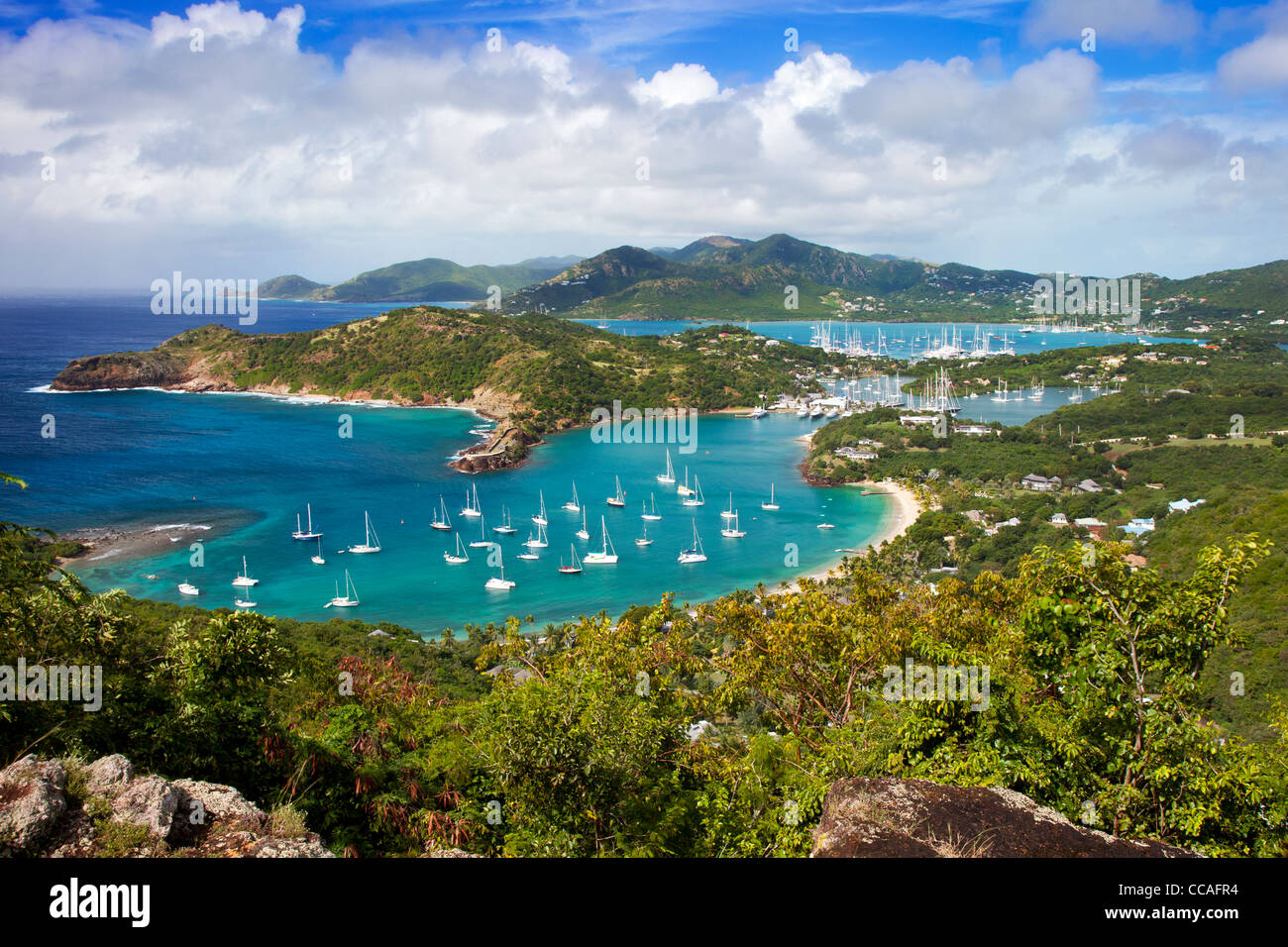 Lookout vista da Shirley Heights oltre l'Ammiraglio Nelson's darsene, Antigua, Isole Sottovento, West Indies Foto Stock