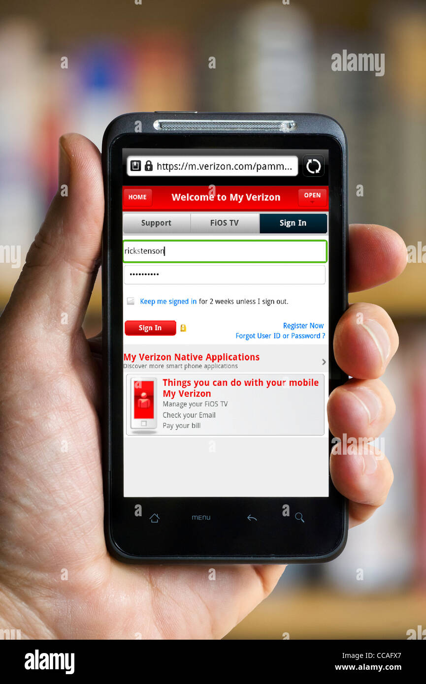 La gestione di un telefono Verizon conto online tramite uno smartphone Foto Stock