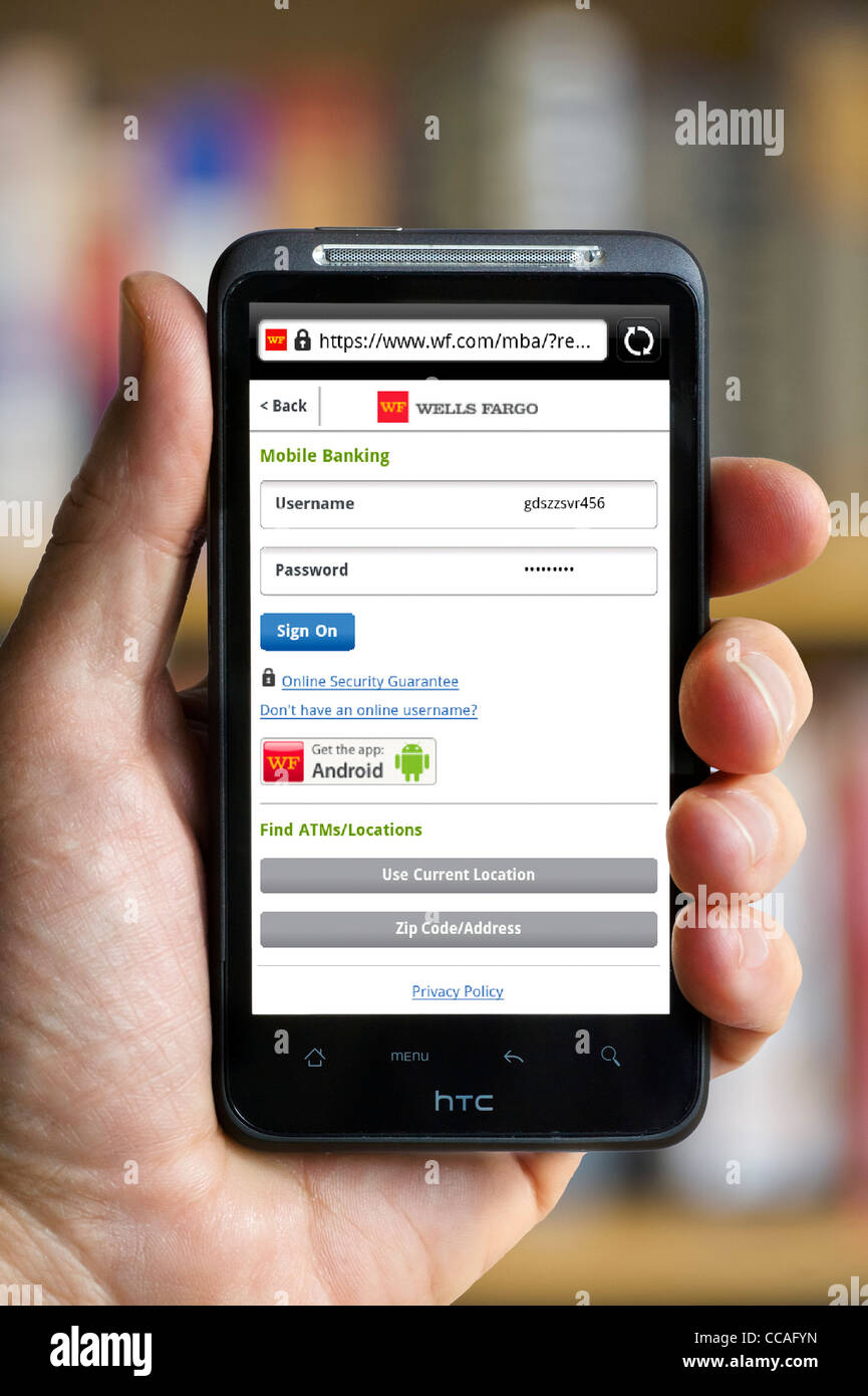 Accesso a online mobile banking con Wells Fargo Bank su uno smartphone HTC Foto Stock