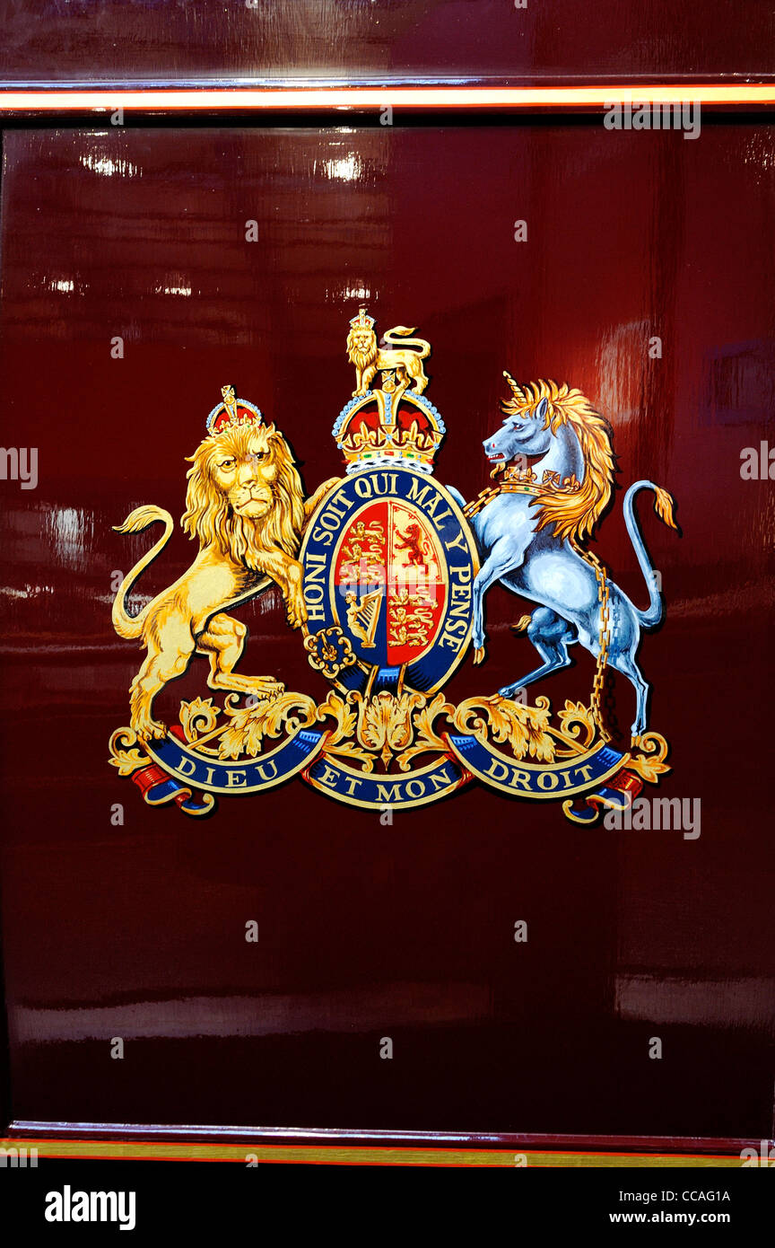 British Royal stemma su di un lato del carrello posta presso il National Railway Museum york England Regno Unito Foto Stock