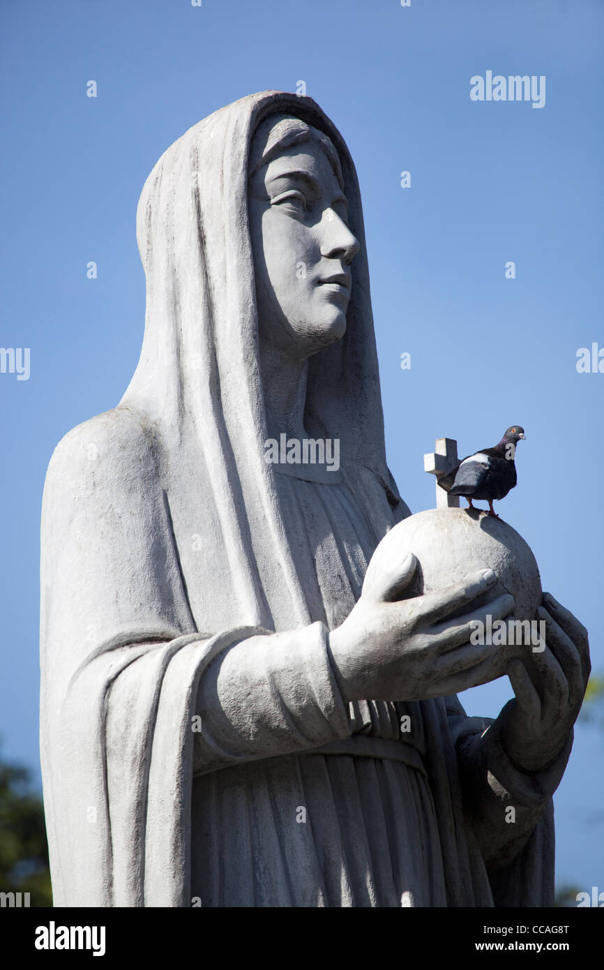 Statua della Vergine Maria alla Vergine Maria di fronte alla cattedrale di Notre Dame a Ho Chi Minh City Vietnam Foto Stock