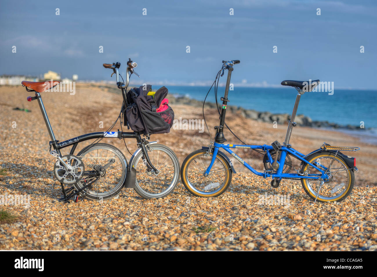 'Side dal lato' due biciclette pieghevoli,una Brompton e un vecchio di 23 anni Californa Bickerton. Foto di Pete Gawlik. Foto Stock