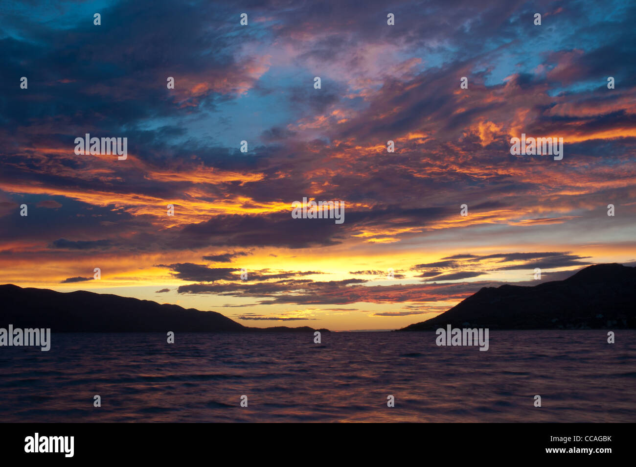 Cielo drammatico al mare in Orebic, Croazia Foto Stock