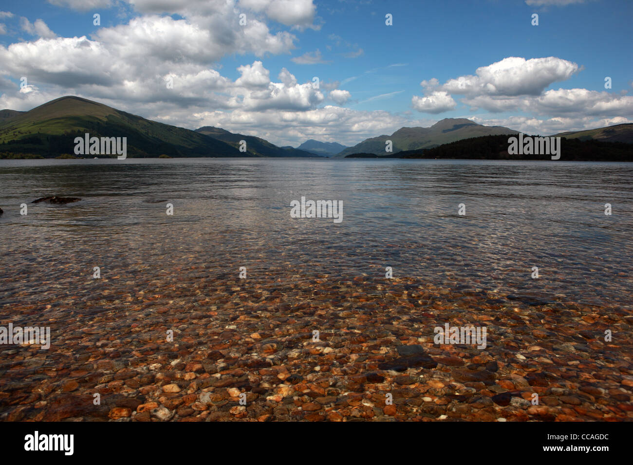 Loch Lomond con Ben Lomond sul lato destro, le colline di Luss a sinistra presi da una delle isole sul loch Foto Stock