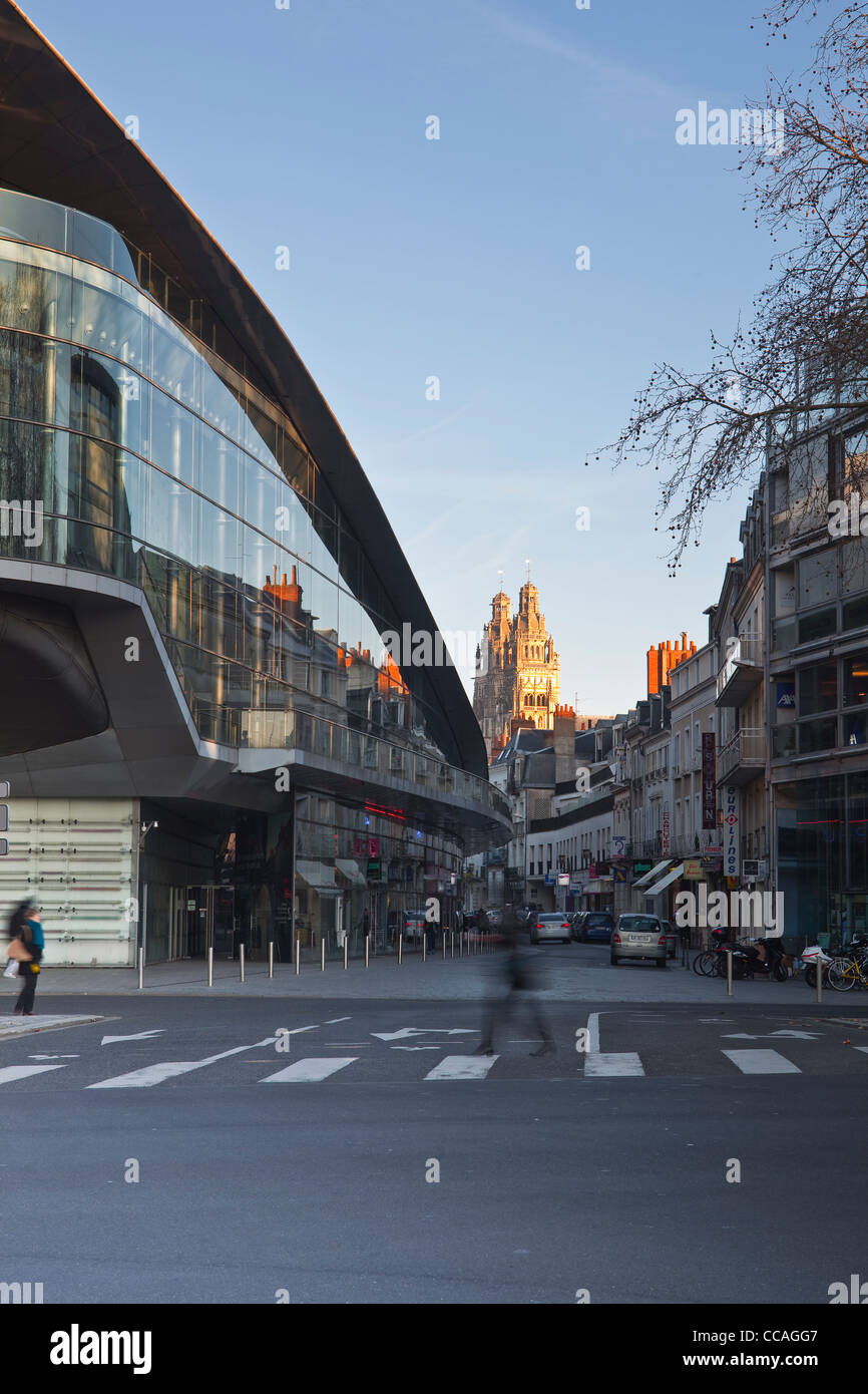 Guardando verso il lato del Centro Conferenze Vinci in tour verso la cattedrale di Saint Gatien. Foto Stock