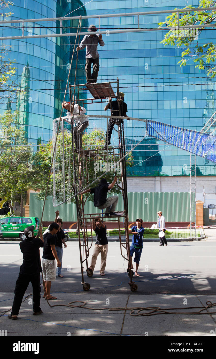 Assemblaggio di Natale Decorazioni di strada il centro di Ho Chi Minh City Vietnam Foto Stock