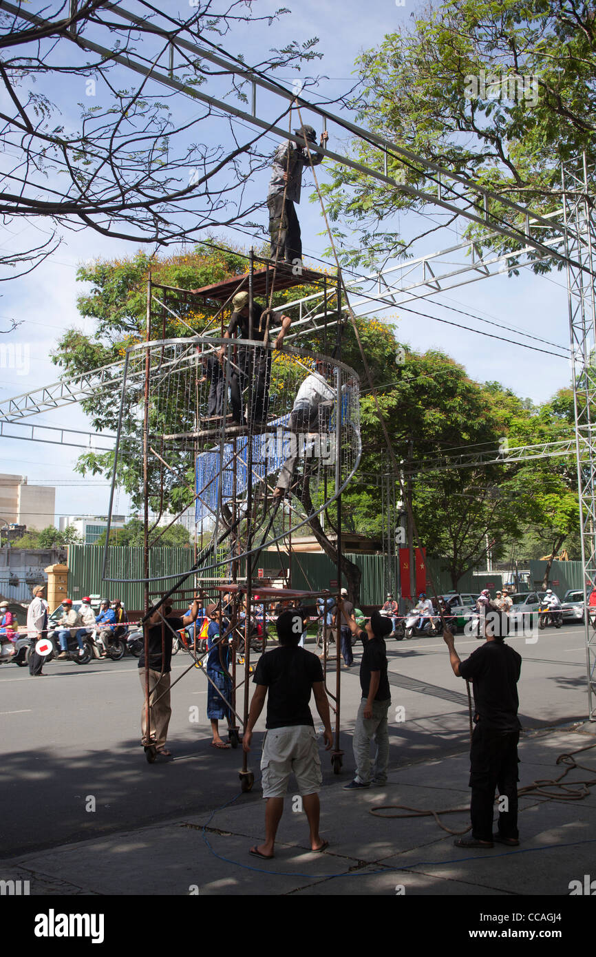 Assemblaggio di Natale Decorazioni di strada il centro di Ho Chi Minh City Vietnam Foto Stock
