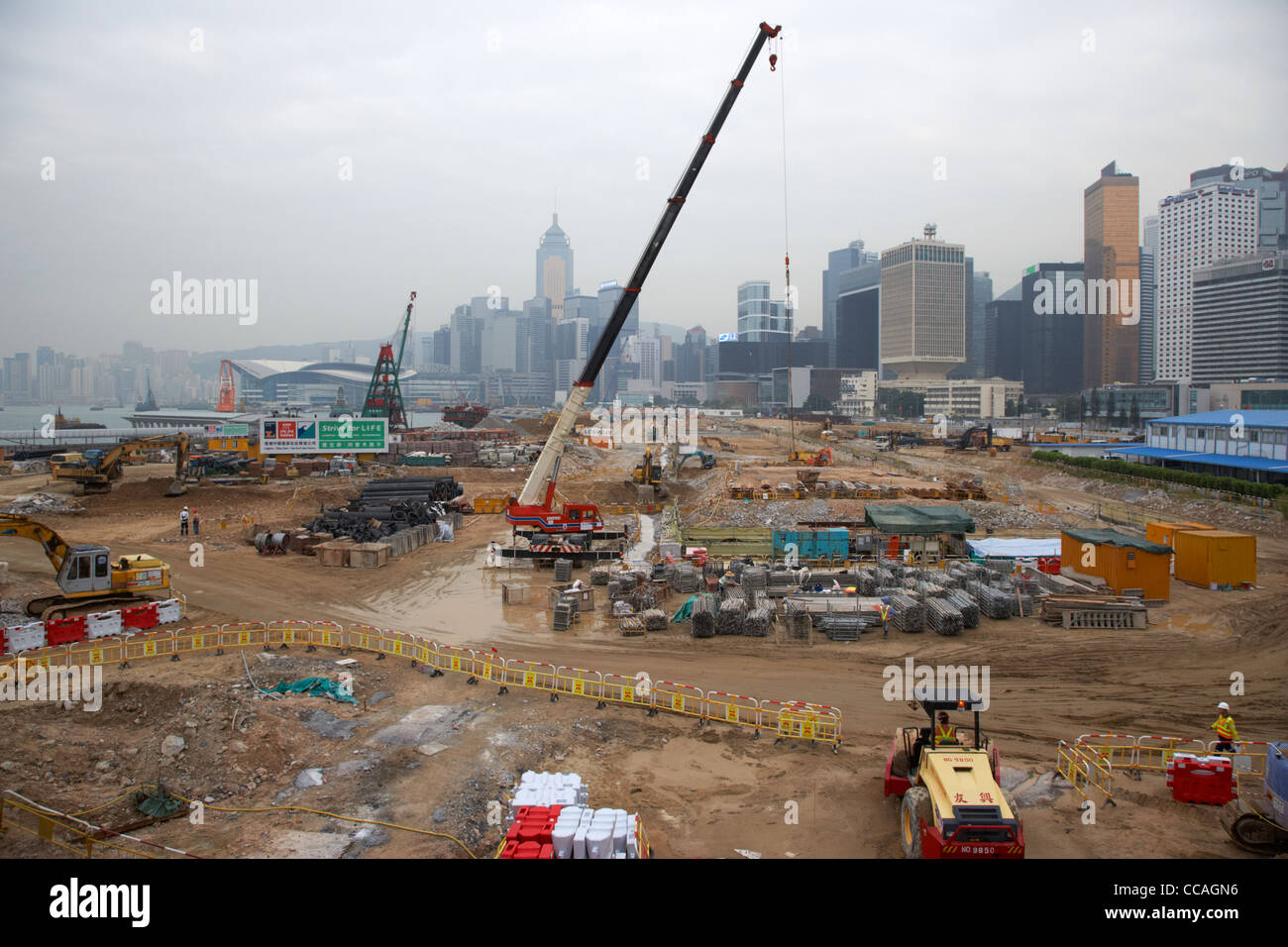 Lavori in corso su terreni bonificati in Victoria Harbour per il distretto centrale dell'isola di Hong kong RAS di Hong kong cina asia Foto Stock