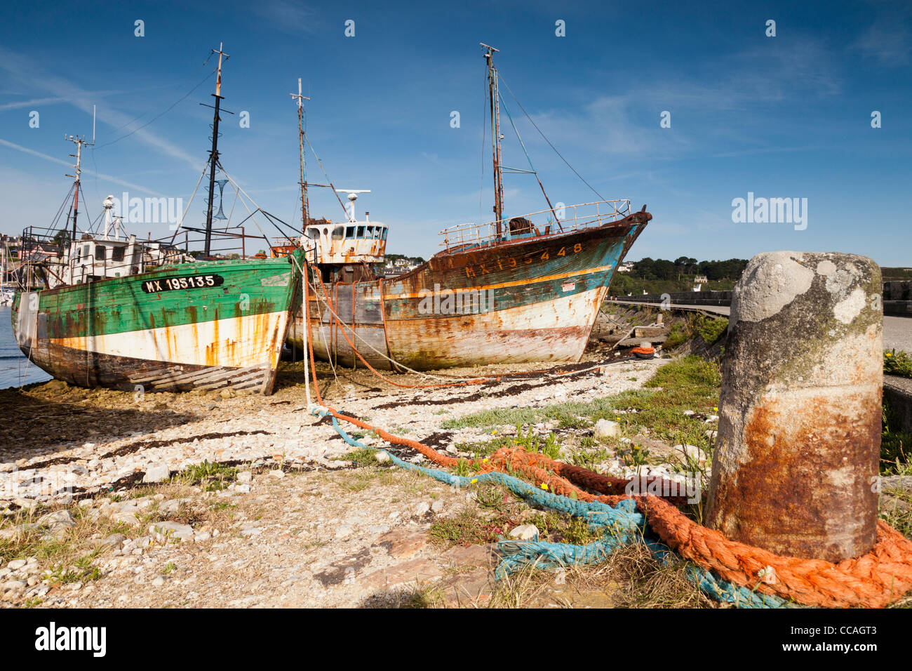 Vecchie barche da pesca elaborata sulla ghiaia nel porto di Camaret sur Mer, Brittany, Francia. Foto Stock