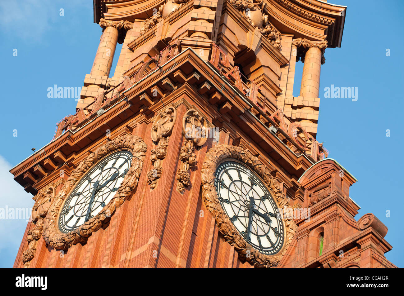 La torre dell'orologio del Barocco eclettico Palace Hotel, Oxford Road, Manchester. Foto Stock