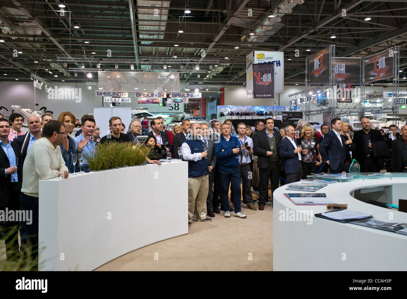 London Boat Show i clienti a guardare una mostra Foto Stock