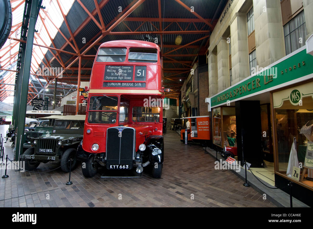 Un modello di High Street e di un autobus RT1808 del Regent AEC dei trasporti di Londra costruito nel 1950, in esposizione al Beaulieu National Motor Museum nel nuovo Foto Stock