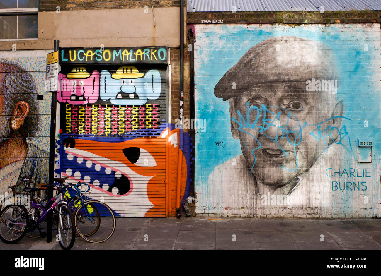 Alcuni street art di Bacon Street a Londra, appena fuori del Brick Lane E1 Foto Stock