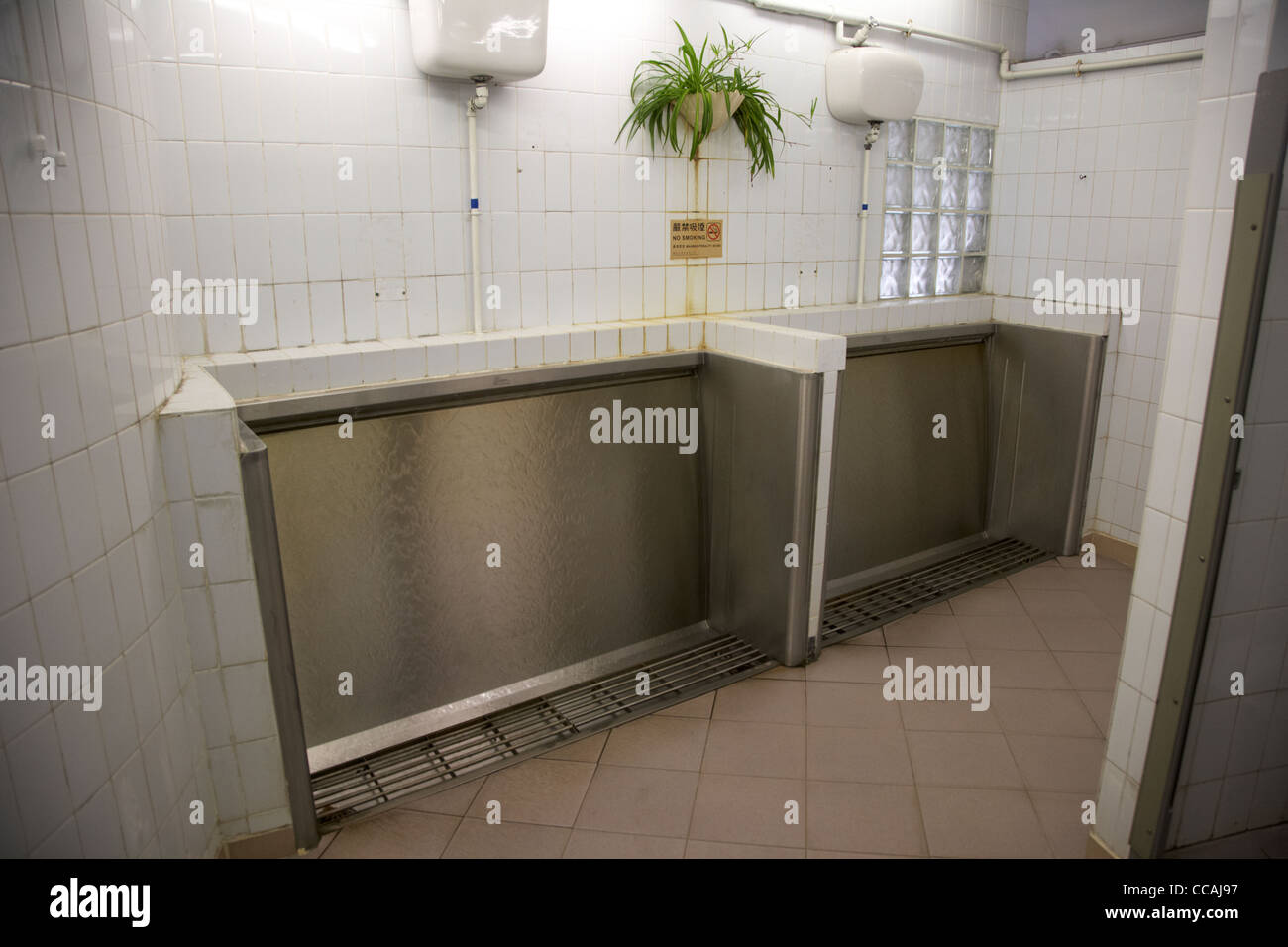 Pubblico sanistall cascata orinatoi in un bagno pubblico di hong kong RAS di Hong kong cina asia Foto Stock