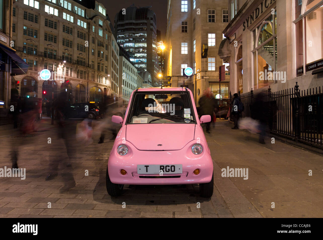 G-wiz elettrico auto parcheggiate fuori un Monumento Stazione della Metropolitana - City of London Foto Stock