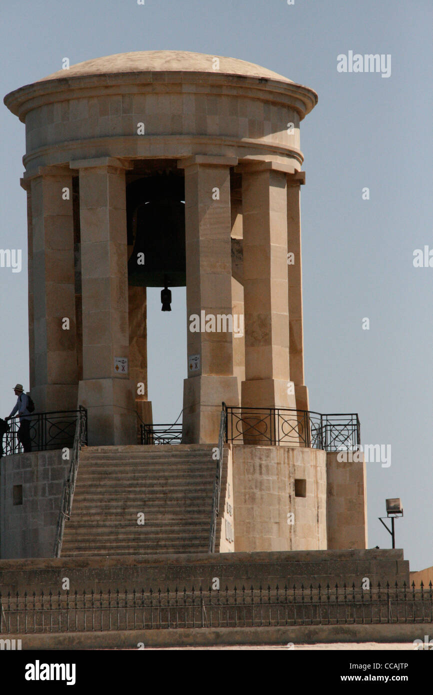 Assedio il monumento a campana si affaccia sul Grand Harbour di onorare il 7.000 il personale di servizio e i civili che sono morti. Foto Stock