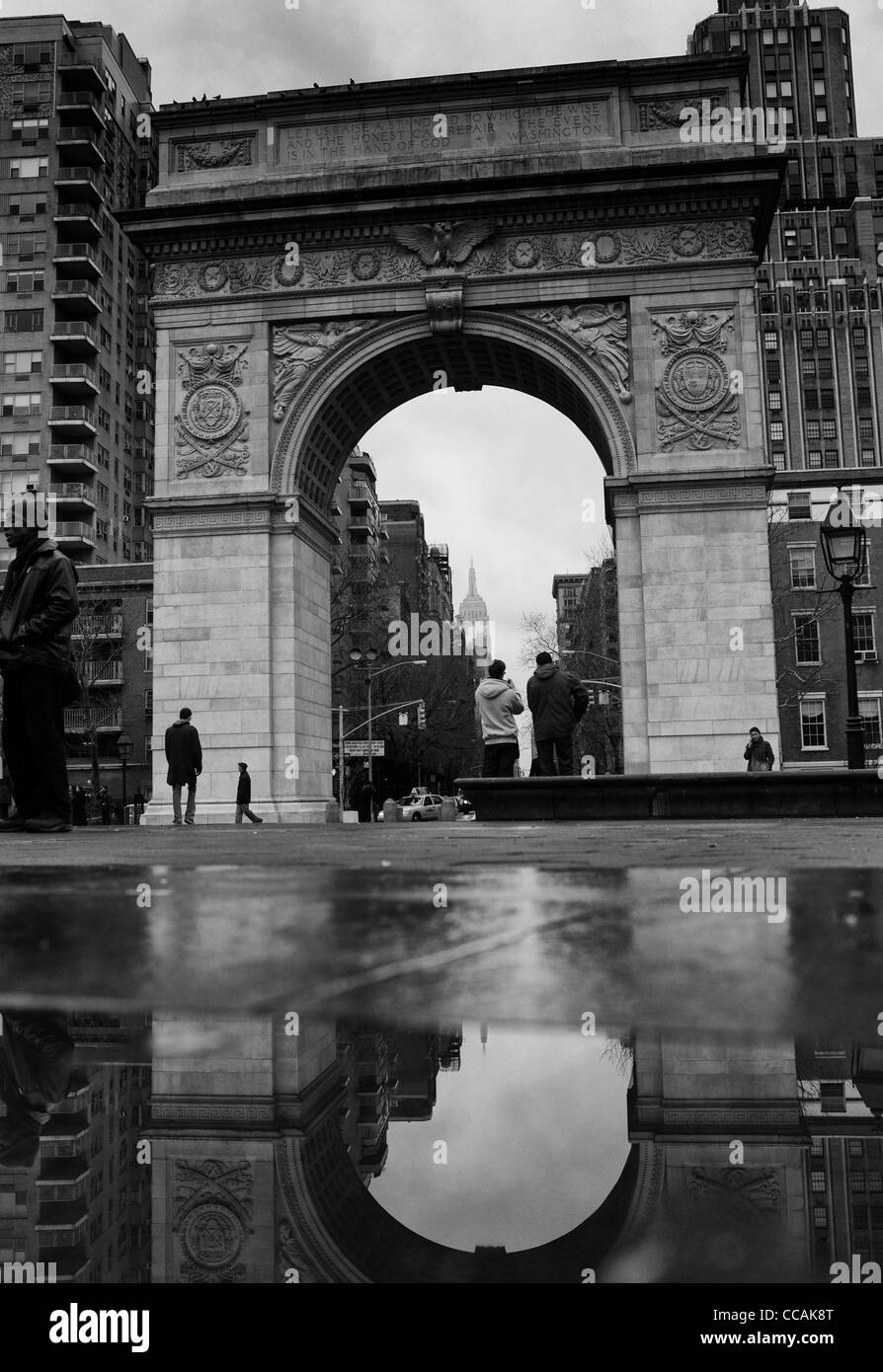 Washington Square Arch al fondo della Quinta Avenue a Washington Square Park di New York City, Stati Uniti d'America. Foto Stock