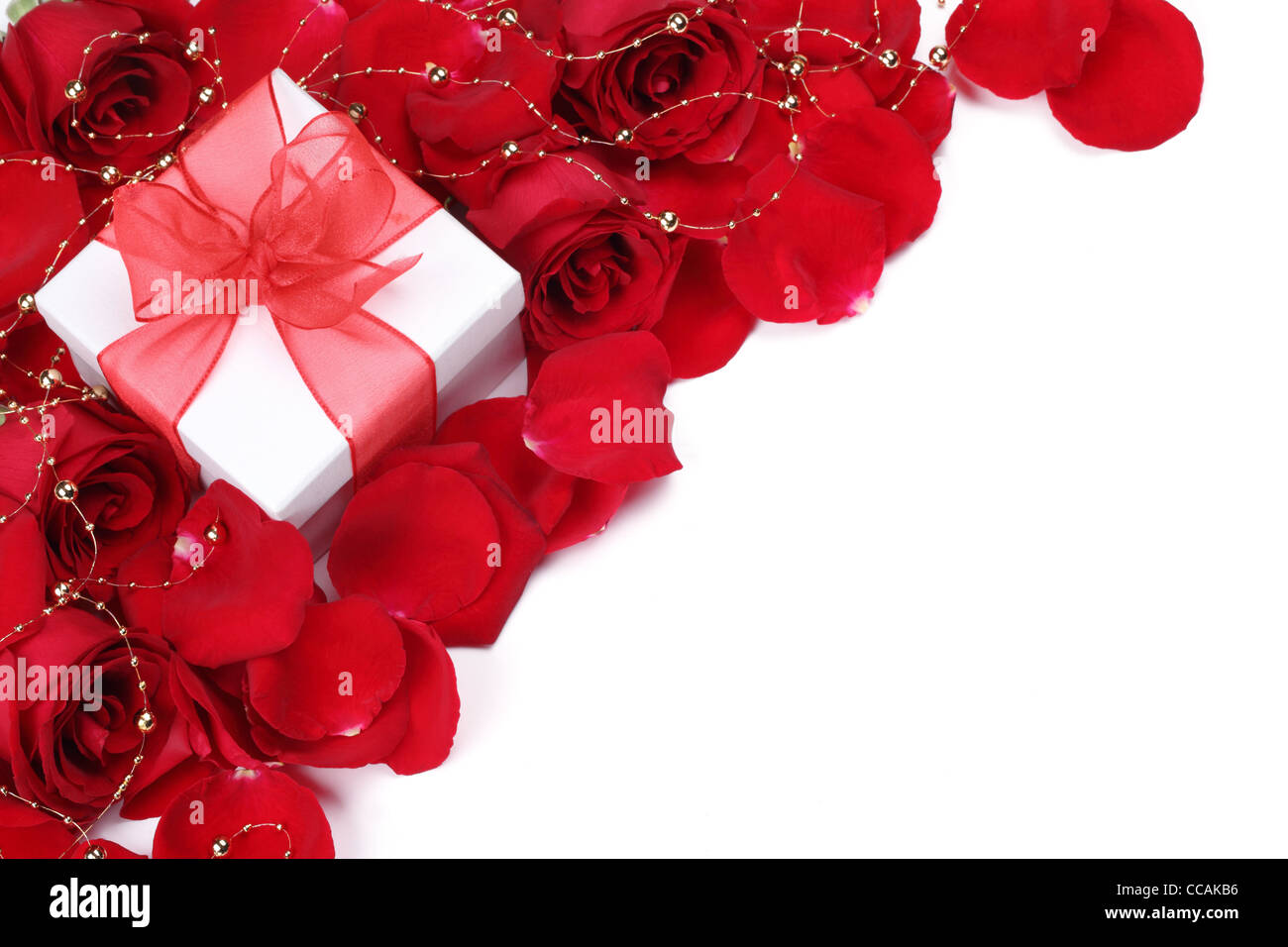 Valentines confezione regalo su petali di rosa,copia di spazio per il tuo testo. Foto Stock