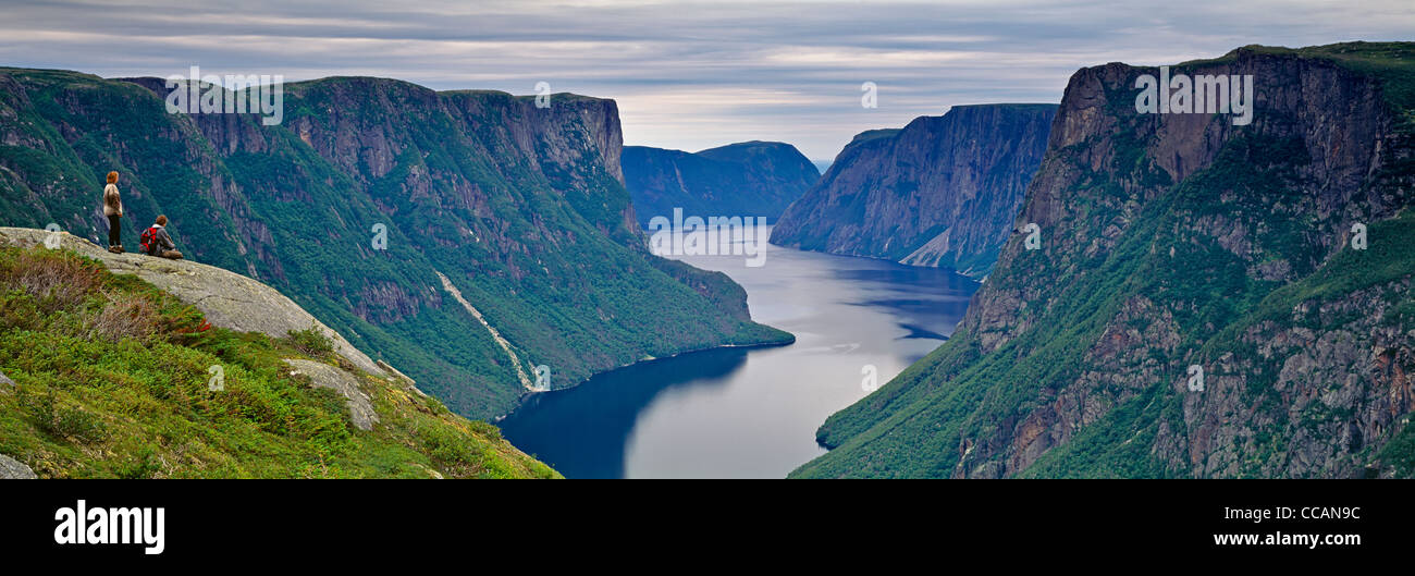 Due escursionisti vista sulla sbalorditiva Western Brook Pond paesaggio nel Parco Nazionale Gros Morne, Terranova, Canada Foto Stock