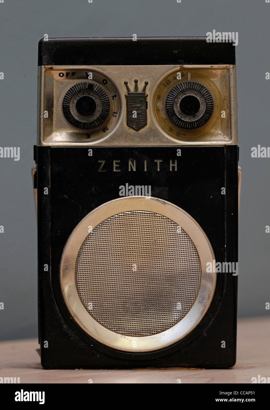 Un vecchio Zenith radio portatile Foto stock - Alamy