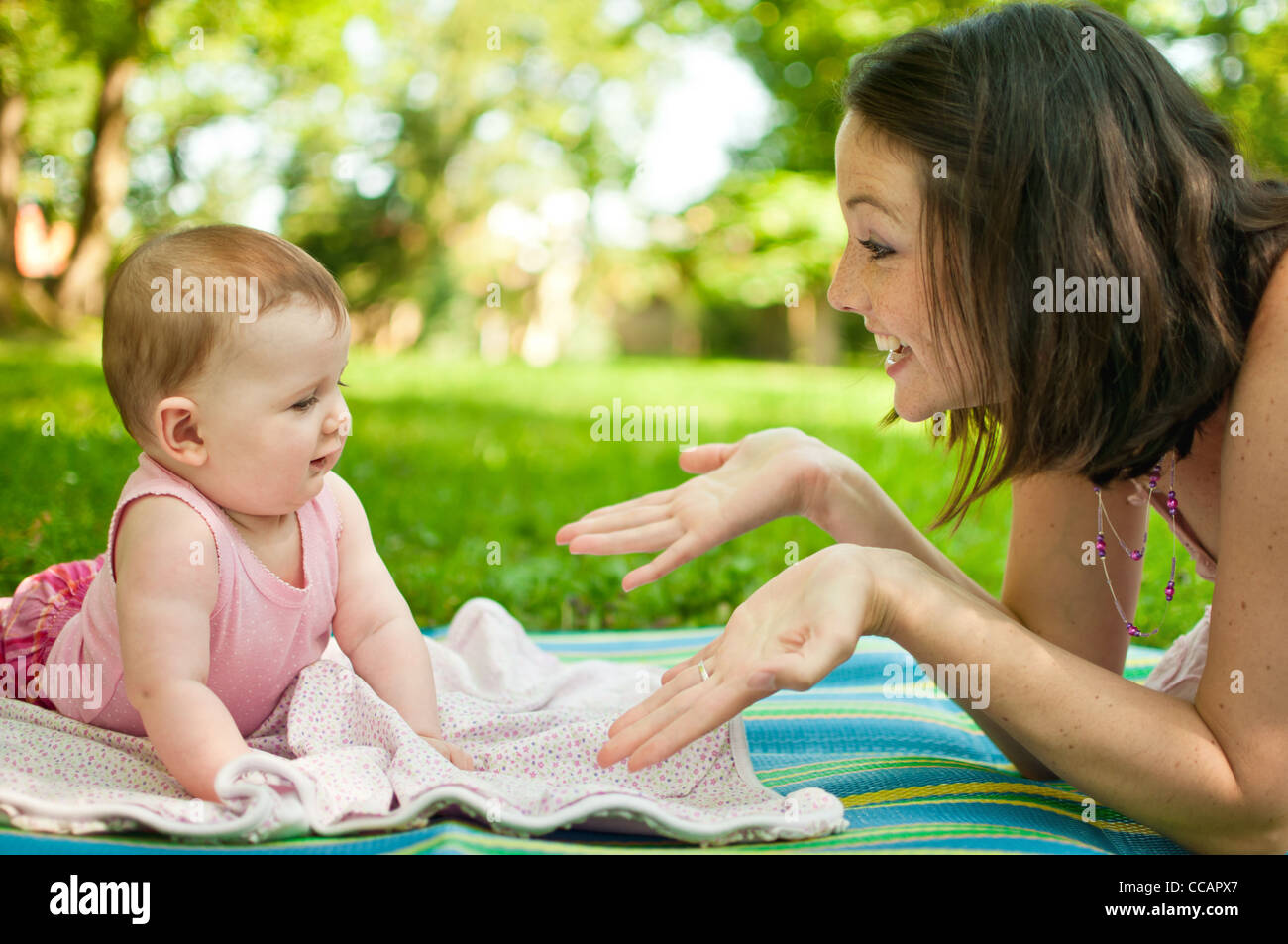 Madre con bambino outdoor Foto Stock